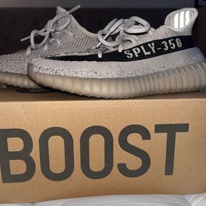 Yeezy Boost 350 V2 Black & Grey size US 4 Boys